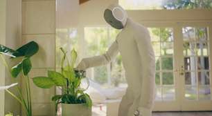 Por 20 mil dólares, este robô humanoide promete fazer diversas tarefas domésticas, mas parece que não é tão bom assim