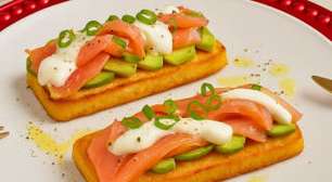 Entrada de salmão e avocado fácil em pão sem farinha