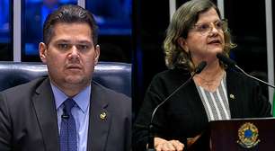 Senadora tropeça, cai e corta a testa no plenário