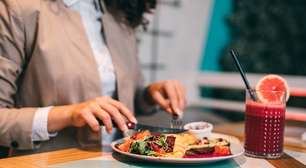Para não cair de sono depois do almoço, é melhor tirar esses 4 alimentos do cardápio