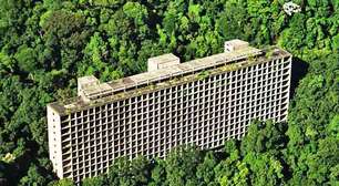 Abandonado na floresta há décadas, 'Hotel Esqueleto' atrai curiosos