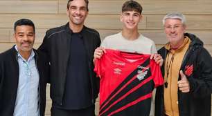 Filho de ídolo do vôlei brasileiro fala após assinar contrato com time grande da Série B: 'Paixão pelo futebol'