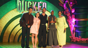 Wicked: Larissa Manoela de rosa e Jennifer Nascimento de verde