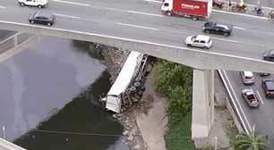 Caminhão cai de ponte na Marginal Tietê e deixa quatro feridos