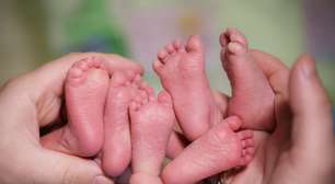 Mulher que nasceu sem útero dá à luz a trigêmeos idênticos depois de realizar um transplante uterino inédito na história da medicina
