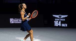 Luisa Stefani vai à semifinal do WTA Finals e faz história