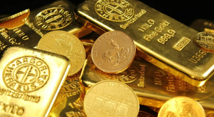 Homem encontra barras de ouro enquanto escavava o quintal de casa para construir piscina