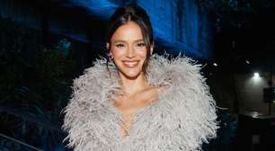 Bruna Marquezine elege vestido grifado cheio de plumas e fenda para evento beneficente em museu de SP. Fotos!