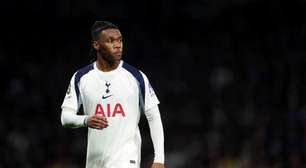 Técnico do Tottenham sai em defesa de Udogie após caso de ameaça com arma