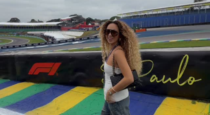 Brasileira apontada como affair de Hamilton vai a primeiro dia de treinos da Fórmula 1