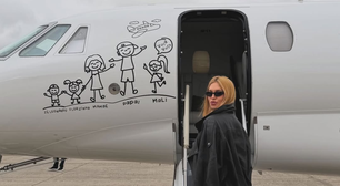 Virginia Fonseca posa em jatinho com desenho de Zé Felipe ao voltar de temporada na casa de Vini Jr.