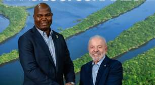 Lula dá 'pulinho' ao brincar com altura do presidente de Moçambique na COP30