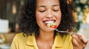 Você é o que come: entenda o motivo de como estes alimentos podem te fazer cheirar bem ou mal