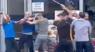 Donos de kebabs rivais travam briga com barras de metal no País de Gales