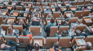 Jeff Bezos contrariando as lições de Zuckerberg: ele usa a si mesmo como exemplo e acredita que a universidade foi fundamental para o sucesso da Amazon