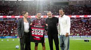 Com a presença da família, Arrascaeta celebra novo contrato com o Flamengo