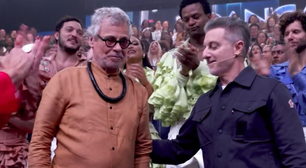 Carlinhos de Jesus volta a ficar de pé no Domingão após precisar de cadeira de rodas