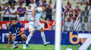 Carlos Vinicius, do Grêmio, brilha e faz gol à Ronaldo. Veja as imagens