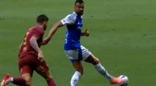 Fabrício Bruno viraliza em jogo do Cruzeiro ao tentar imitar Ronaldinho