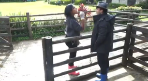 A Fazenda 17: Carol e Wallas brigam feio e ficam cara a cara: 'Demônio'