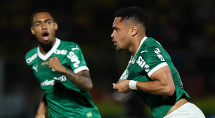 Vitor Roque marca de bicicleta e comemora 20° gol na temporada