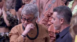 Após período na cadeira de rodas, Carlinhos de Jesus fica em pé no Domingão e Luciano Huck faz homenagem