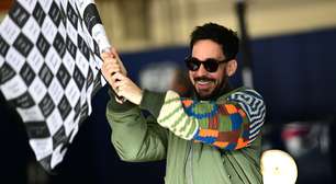 F1: Mike Shinoda agita a bandeira quadriculada no GP de São Paulo 2025