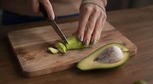 Faz mal comer abacate à noite?