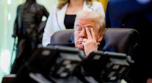 Trump é flagrado de olhos fechados em evento na Casa Branca e imagem viraliza