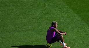 Lamine Yamal passa por 'procedimento invasivo' e é cortado