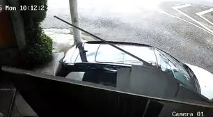 Mulher é presa ao fugir de motel sem pagar conta, destruir portão e causar acidente em SP