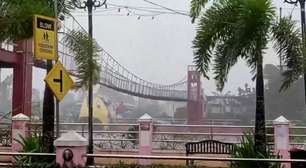 Ponte se contorce durante passagem de tufão nas Filipinas