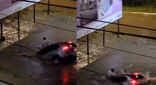 Homem é 'engolido' por enxurrada após carro cair em cratera na Bahia