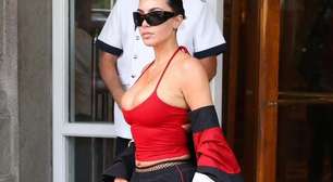 Kim Kardashian usa chinelo de dedo e meia no Rio de Janeiro