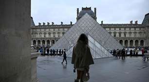 Mulher acusada de cumplicidade em assalto ao Louvre é libertada