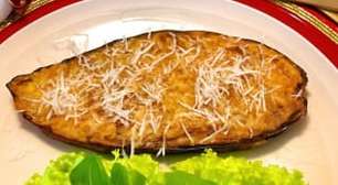 Berinjela recheada no forno: com aliche e queijo gratinado