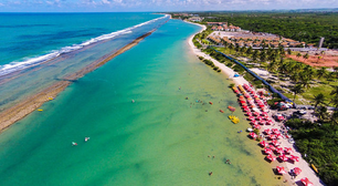 O paraíso brasileiro onde o mar forma piscinas de outro mundo