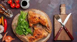 Comer pele de frango faz bem ou mal? Este estudo tem a resposta