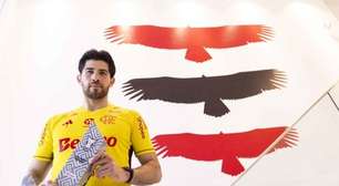 Rossi, do Flamengo, vence prêmio de melhor goleiro do mês do Brasileirão