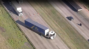 Caminhão atravessado provoca interdição no Rodoanel, em SP; motorista está amarrado e há suspeita de bomba
