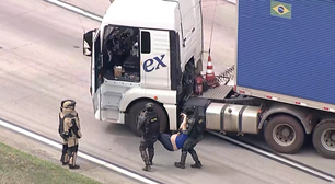 Caminhão atravessado provoca interdição no Rodoanel, em SP; motorista é retirado