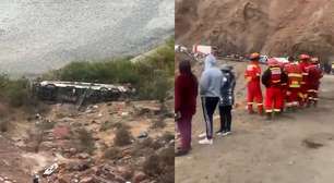 Ônibus despenca de desfiladeiro no Peru e deixa mais de 30 mortos