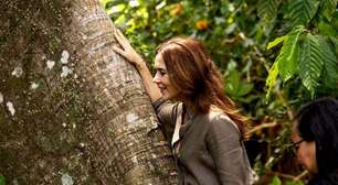 Rainha da Dinamarca visita ilha em Belém e abraça árvore símbolo da Amazônia