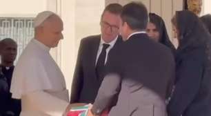 Papa Leão XIV é presenteado com camisa do Fluminense