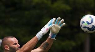 Weverton avança em recuperação e volta a treinar com bola no Palmeiras