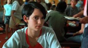 Há 39 anos, ela estreava neste filme de comédia com Charlie Sheen e hoje é uma estrela de Stranger Things