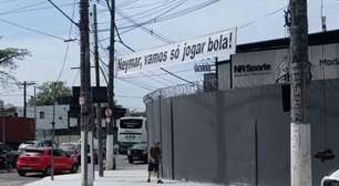 Faixa com cobrança a Neymar é colocada em frente ao CT do Santos