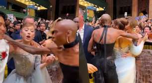 Ariana Grande é atacada por fã na estreia de Wicked em Singapura