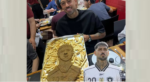 Restaurante argentino serve bife à milanesa com o formato do rosto de zagueiro do Botafogo