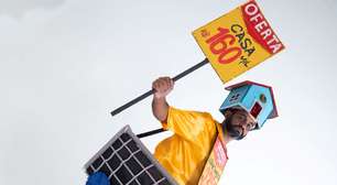 Escola de samba apresenta fantasias sustentáveis para desfile sobre sem-teto em SP